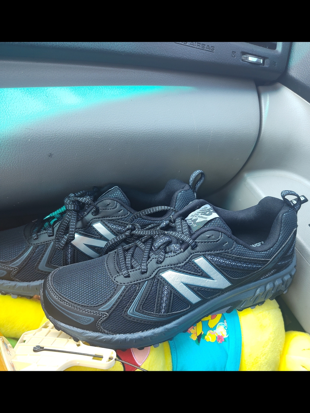 New Balance Men's Black and Silver Trail Sneakers